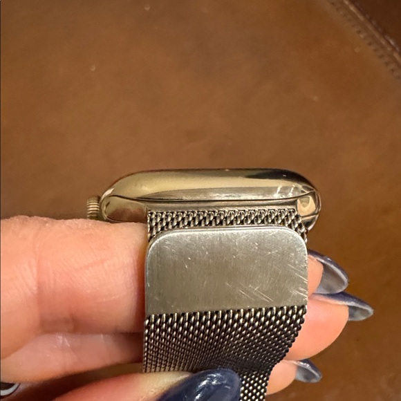 Apple Watch Series 8 GPS + Cellular Stainless Steel Case Gold 41mm Milanese Loop - Picture 9 of 12